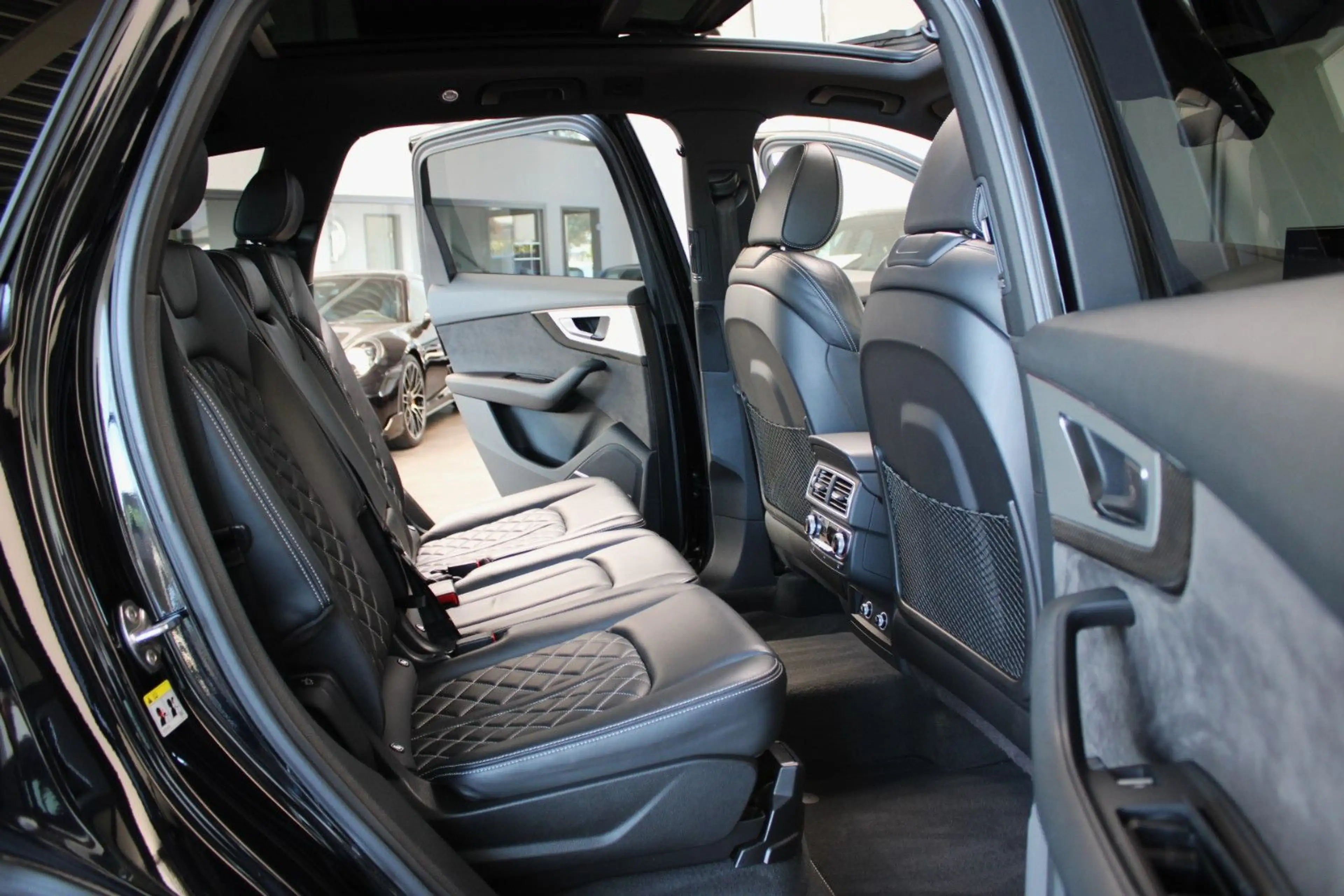 Audi SQ7 V8 TDI AHK/BOSE/RAUTEN/PANO/MATRIX/STHZG/22" — photo 14