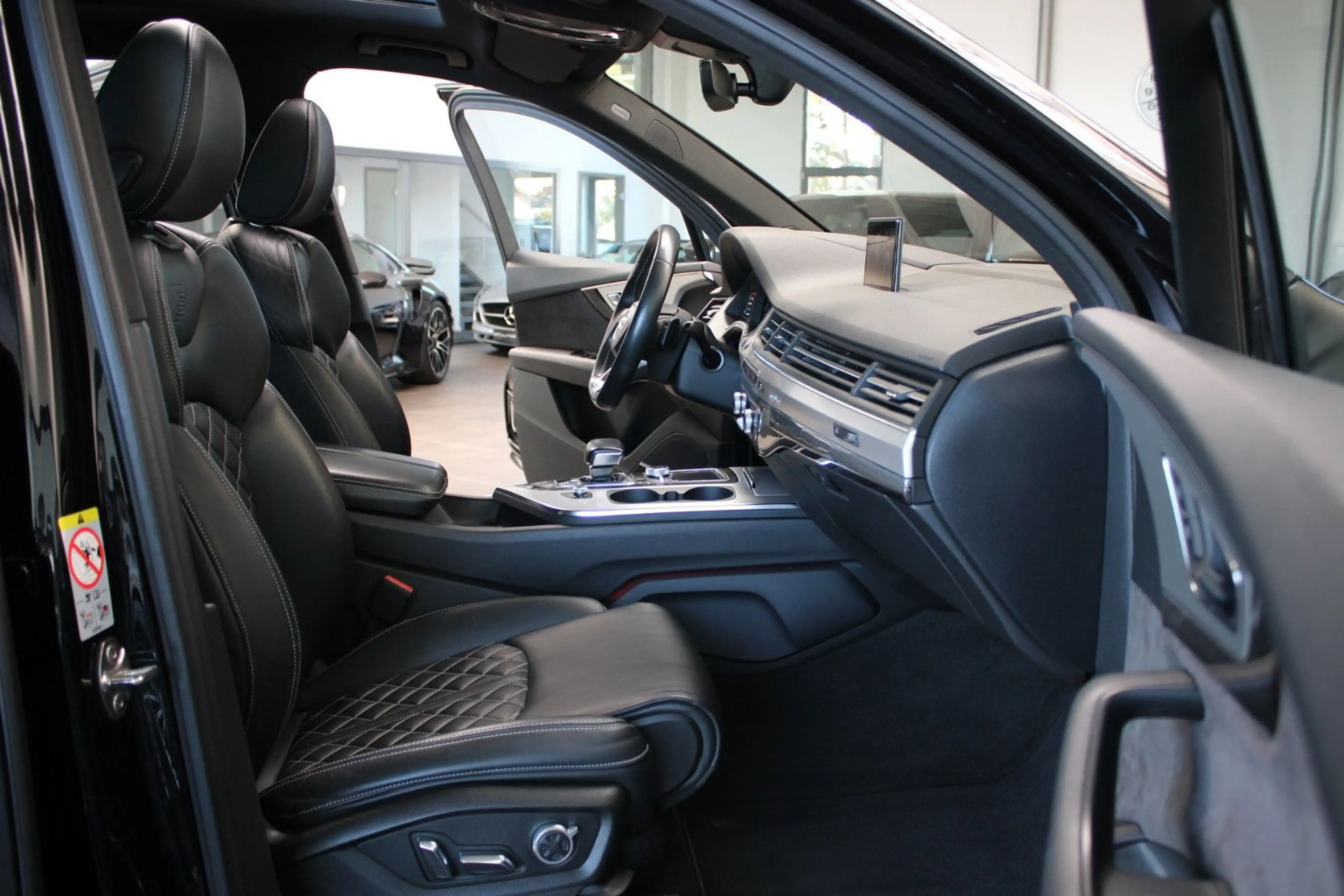 Audi SQ7 V8 TDI AHK/BOSE/RAUTEN/PANO/MATRIX/STHZG/22" — photo 11