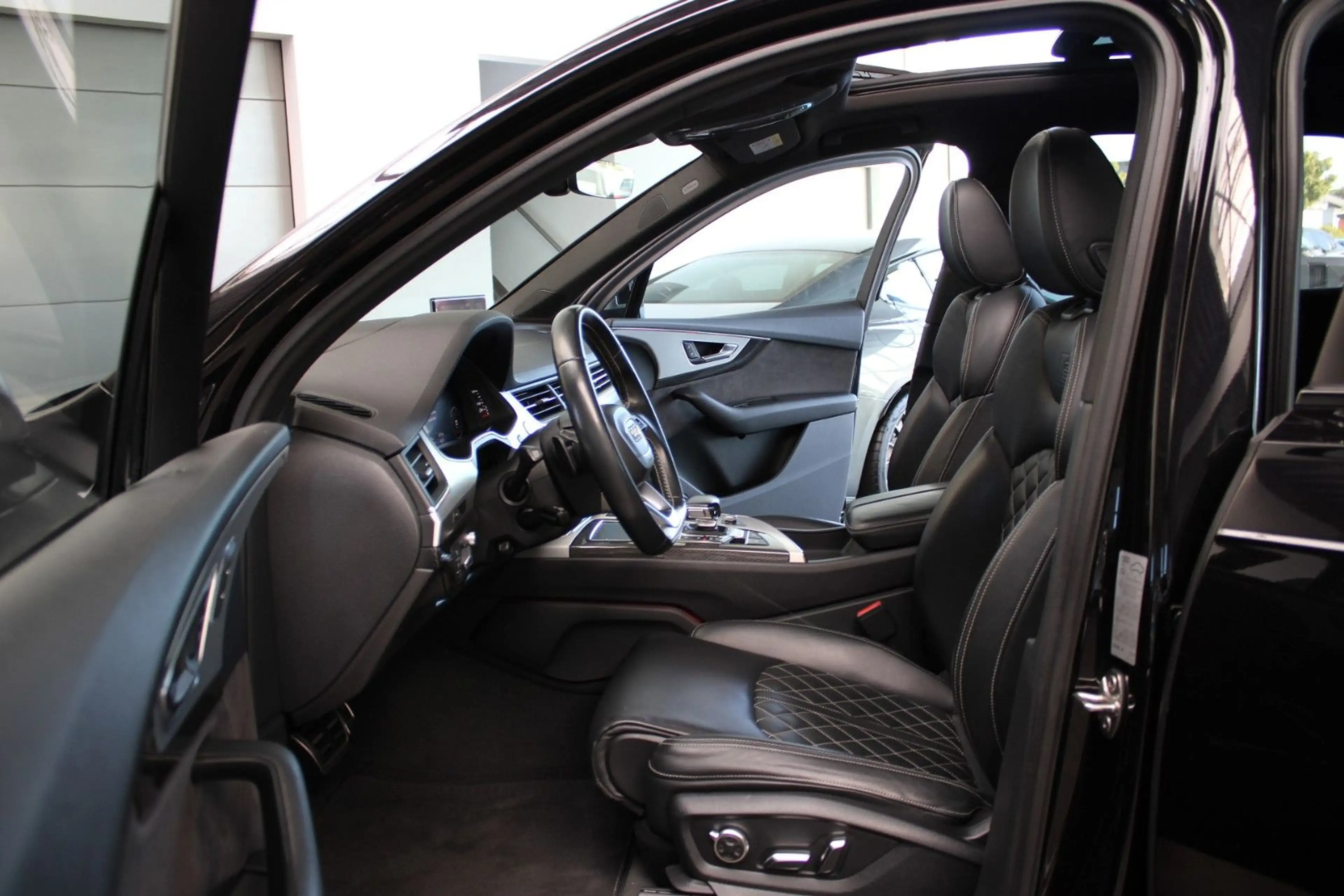 Audi SQ7 V8 TDI AHK/BOSE/RAUTEN/PANO/MATRIX/STHZG/22" — photo 4