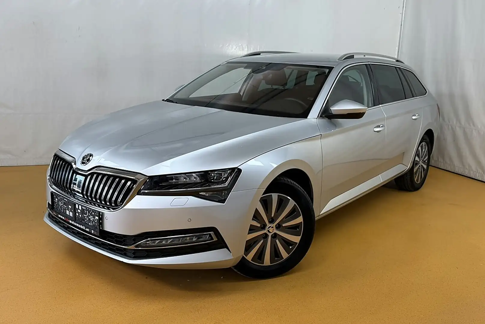 Skoda Superb Kombi 2,0 TDI Style DSG Silber - 1