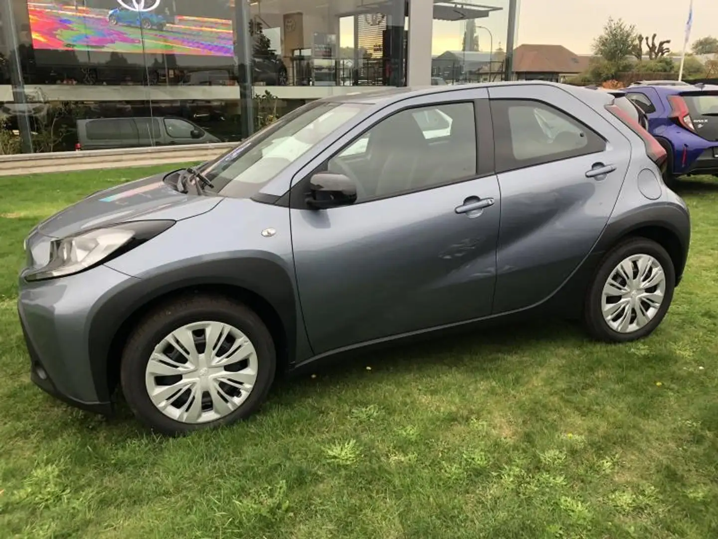 Toyota Aygo X Business Grijs - 2