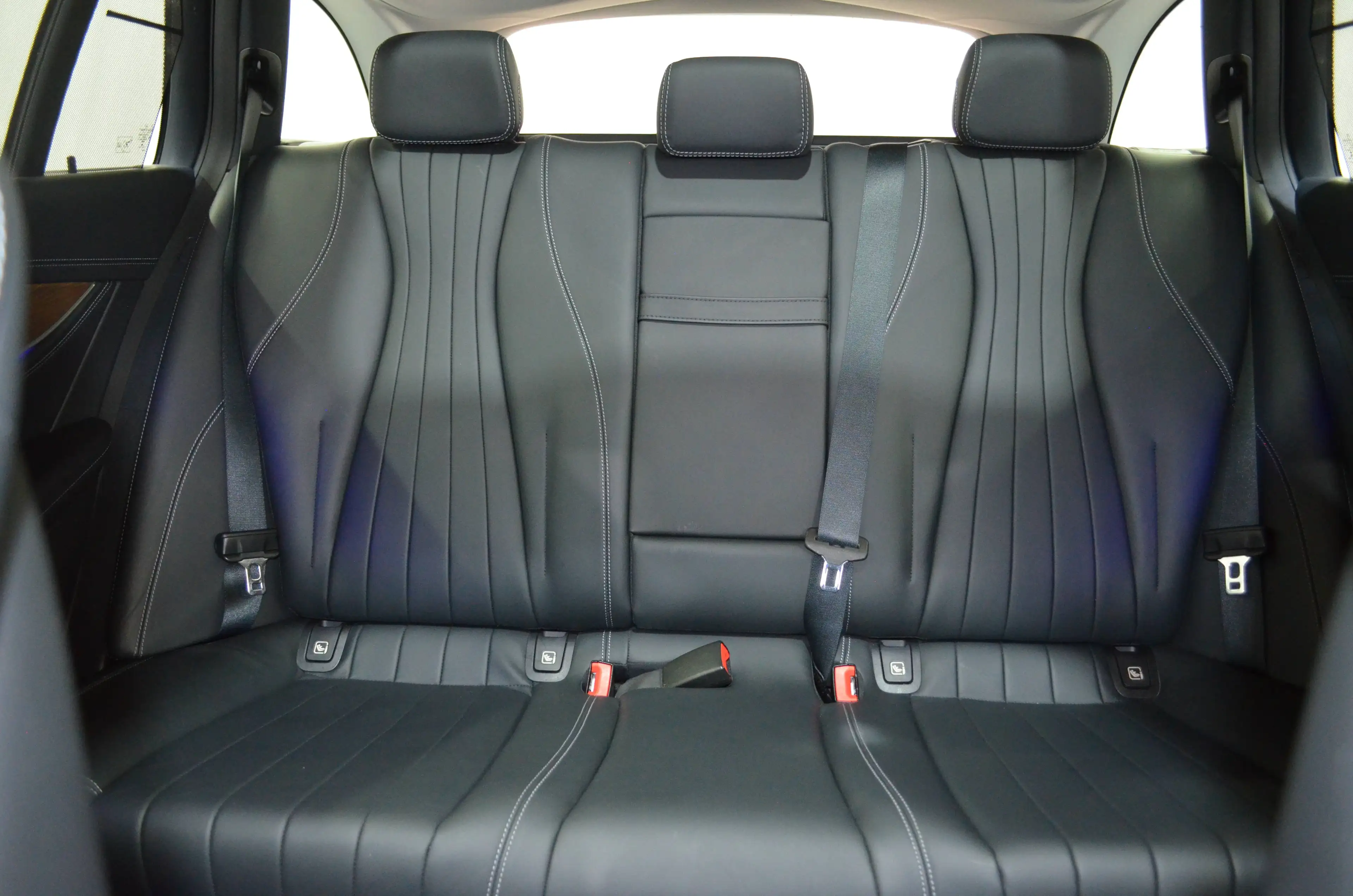 Mercedes-Benz E 400 D T 4M EXCLUSIVE"PANO"STANDHZG"NAPPA"AHK"AIRMATIC"360"DISTR+" — photo 11