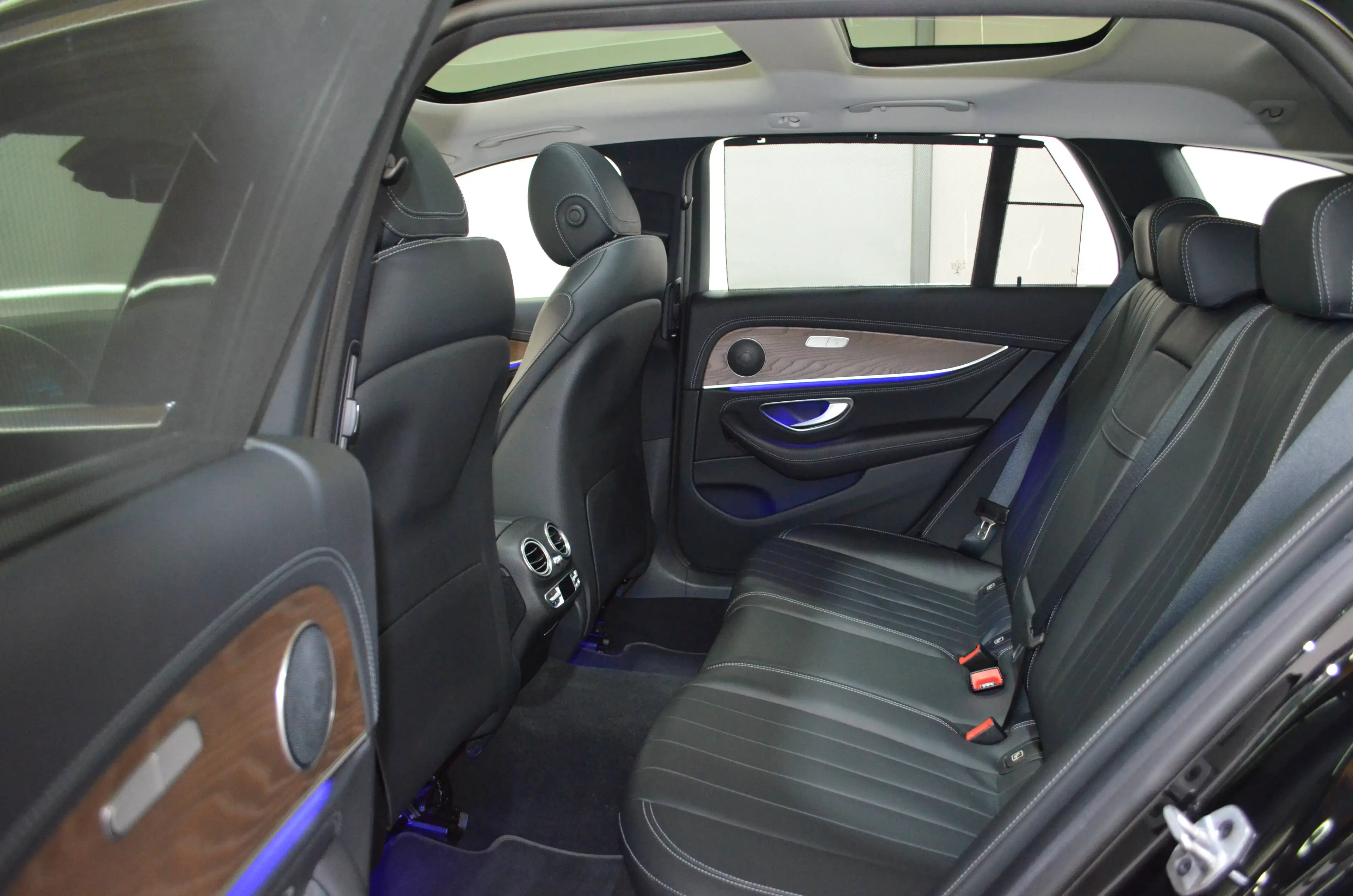 Mercedes-Benz E 400 D T 4M EXCLUSIVE"PANO"STANDHZG"NAPPA"AHK"AIRMATIC"360"DISTR+" — photo 10