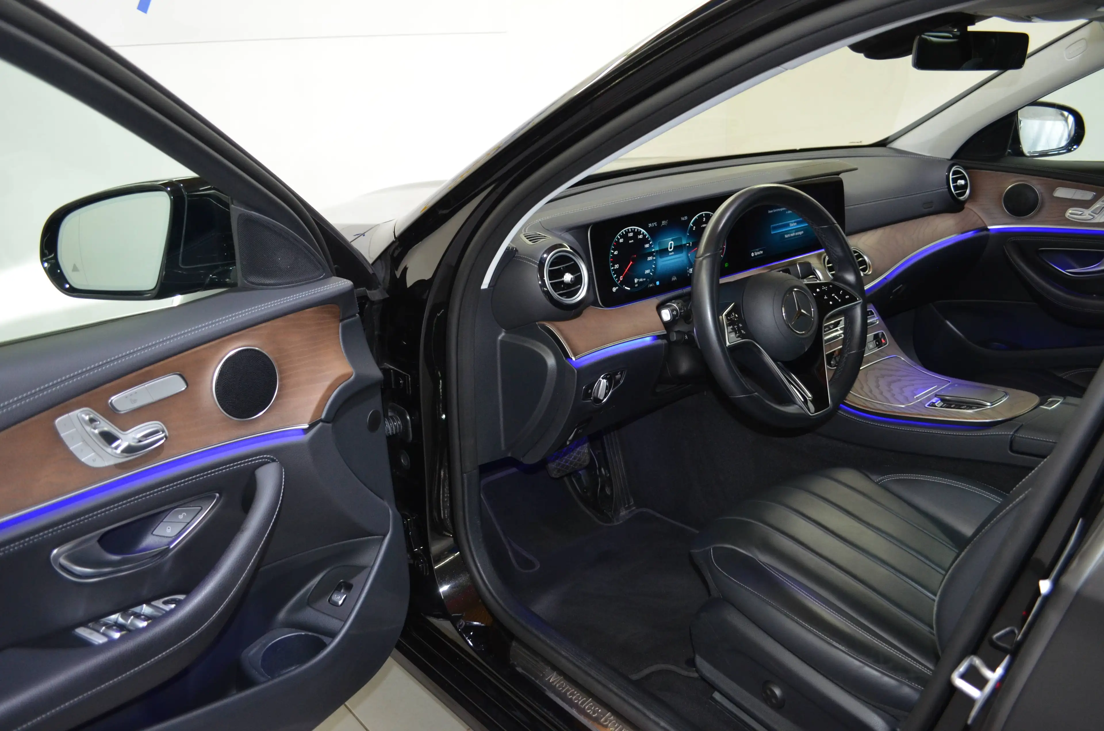 Mercedes-Benz E 400 D T 4M EXCLUSIVE"PANO"STANDHZG"NAPPA"AHK"AIRMATIC"360"DISTR+" — photo 7