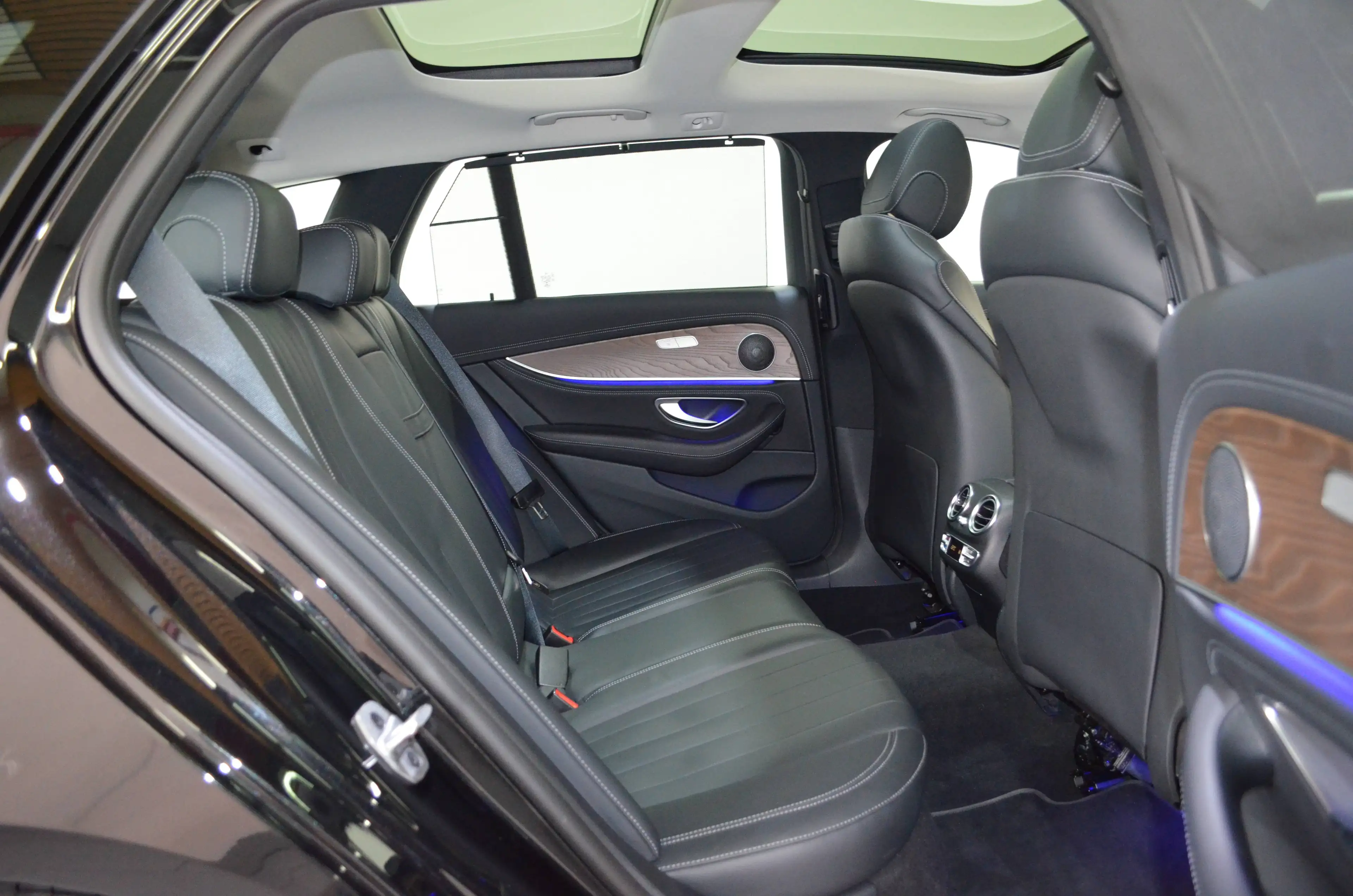 Mercedes-Benz E 400 D T 4M EXCLUSIVE"PANO"STANDHZG"NAPPA"AHK"AIRMATIC"360"DISTR+" — photo 13