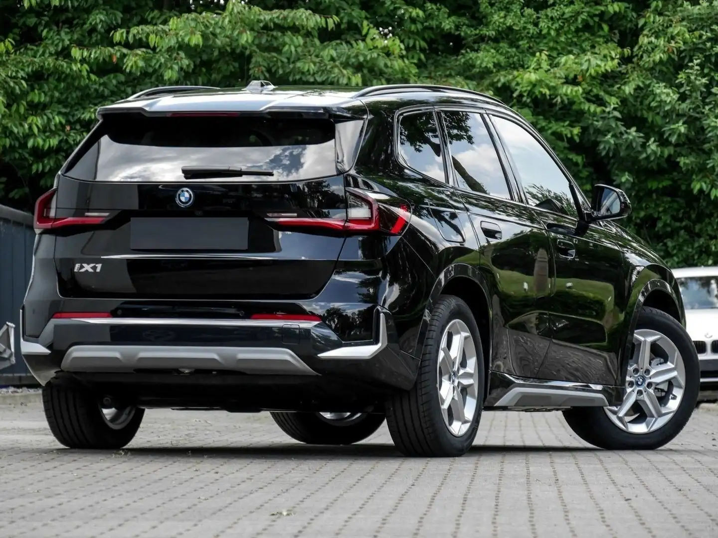 BMW iX1 iX1 xDrive30xLine Schwarz - 1
