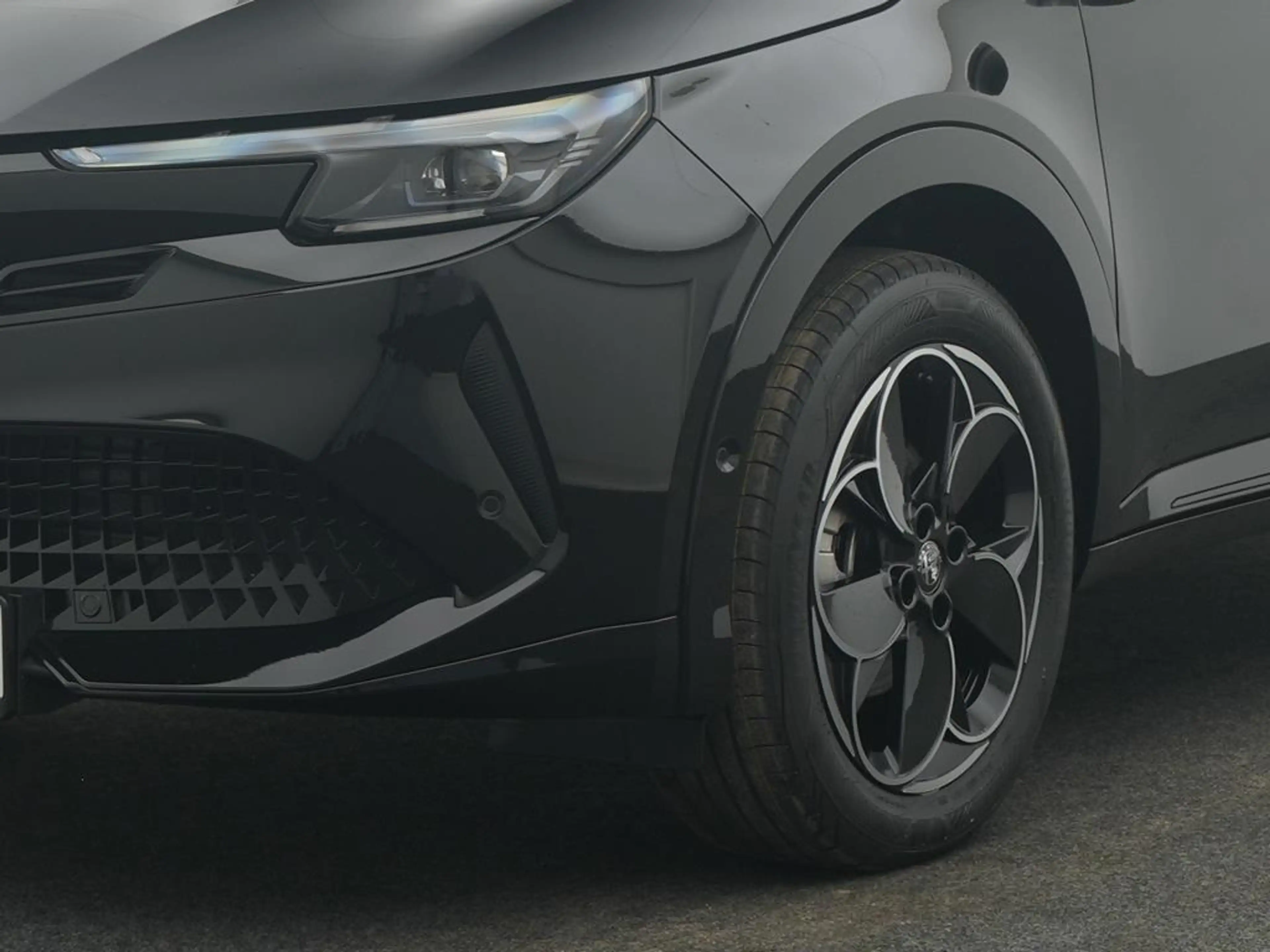Alfa Romeo Junior Ibrida 1.2  Ti Q4 + Technologie Paket + PanoDach — photo 9