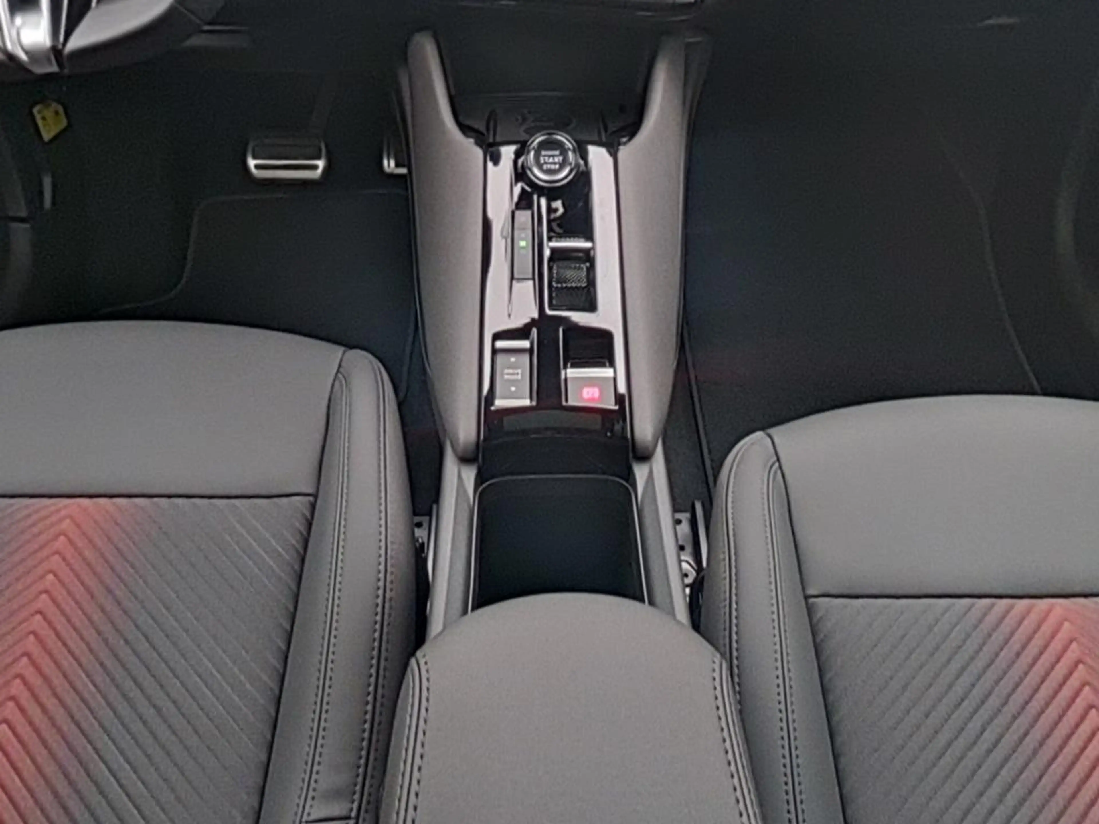 Alfa Romeo Junior Ibrida 1.2  Ti Q4 + Technologie Paket + PanoDach — photo 13