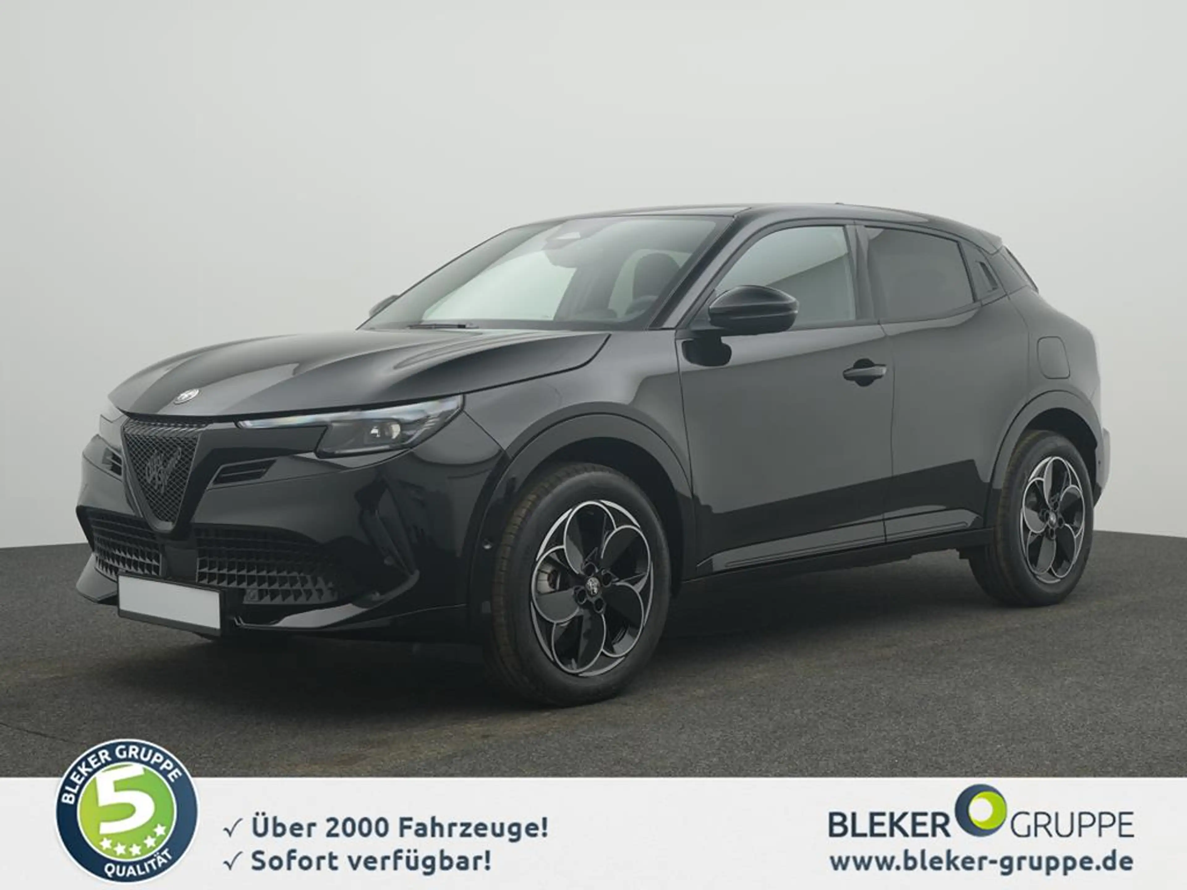 Alfa Romeo Junior Ibrida 1.2  Ti Q4 + Technologie Paket + PanoDach — photo 2