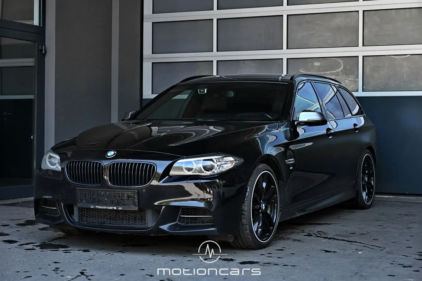 BMW 550 5er-M550dxDrive Touring Pickerl NEU crna - 1