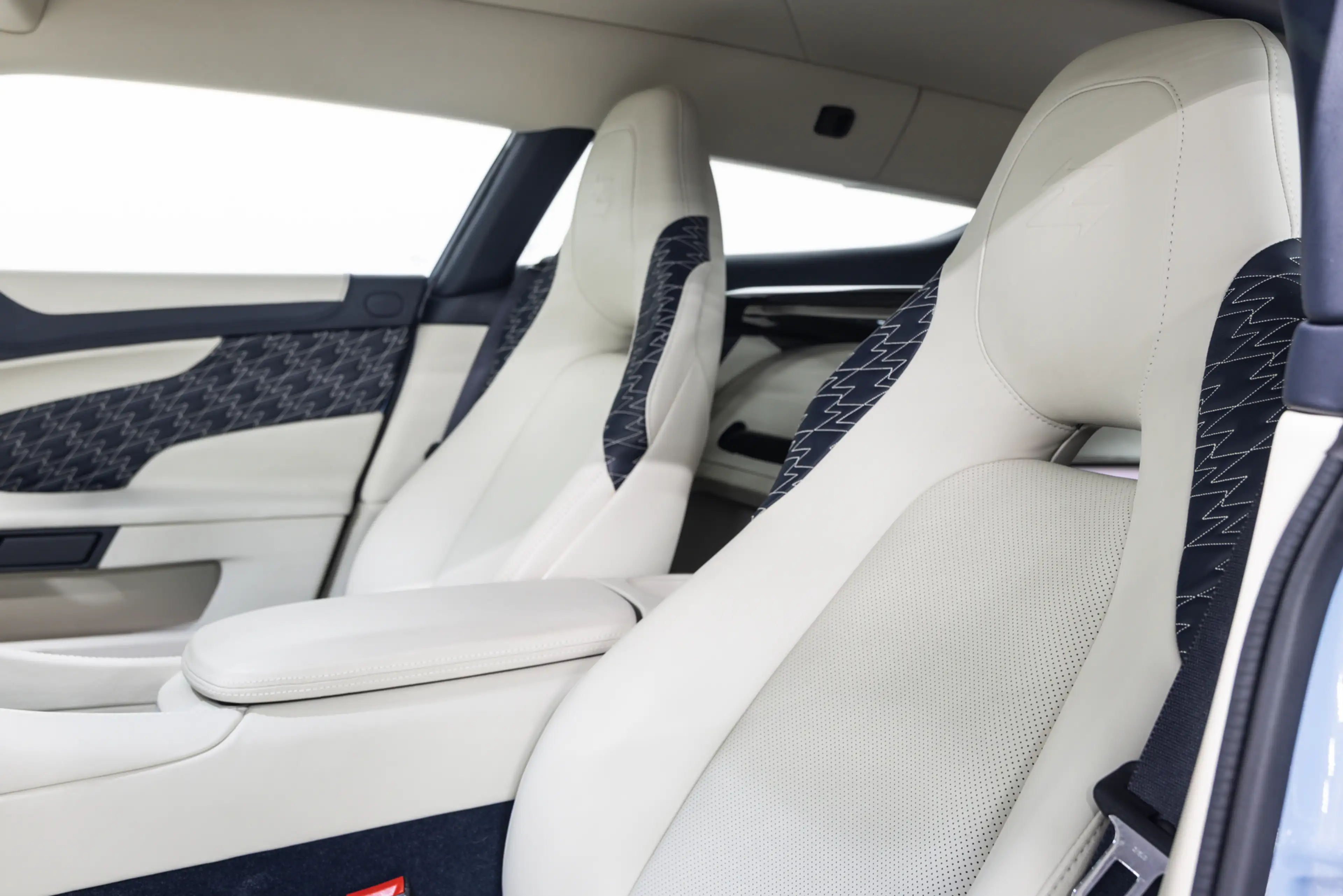 Aston Martin Vanquish ZAGATO SHOOTING BRAKE 1 of 99 — photo 4