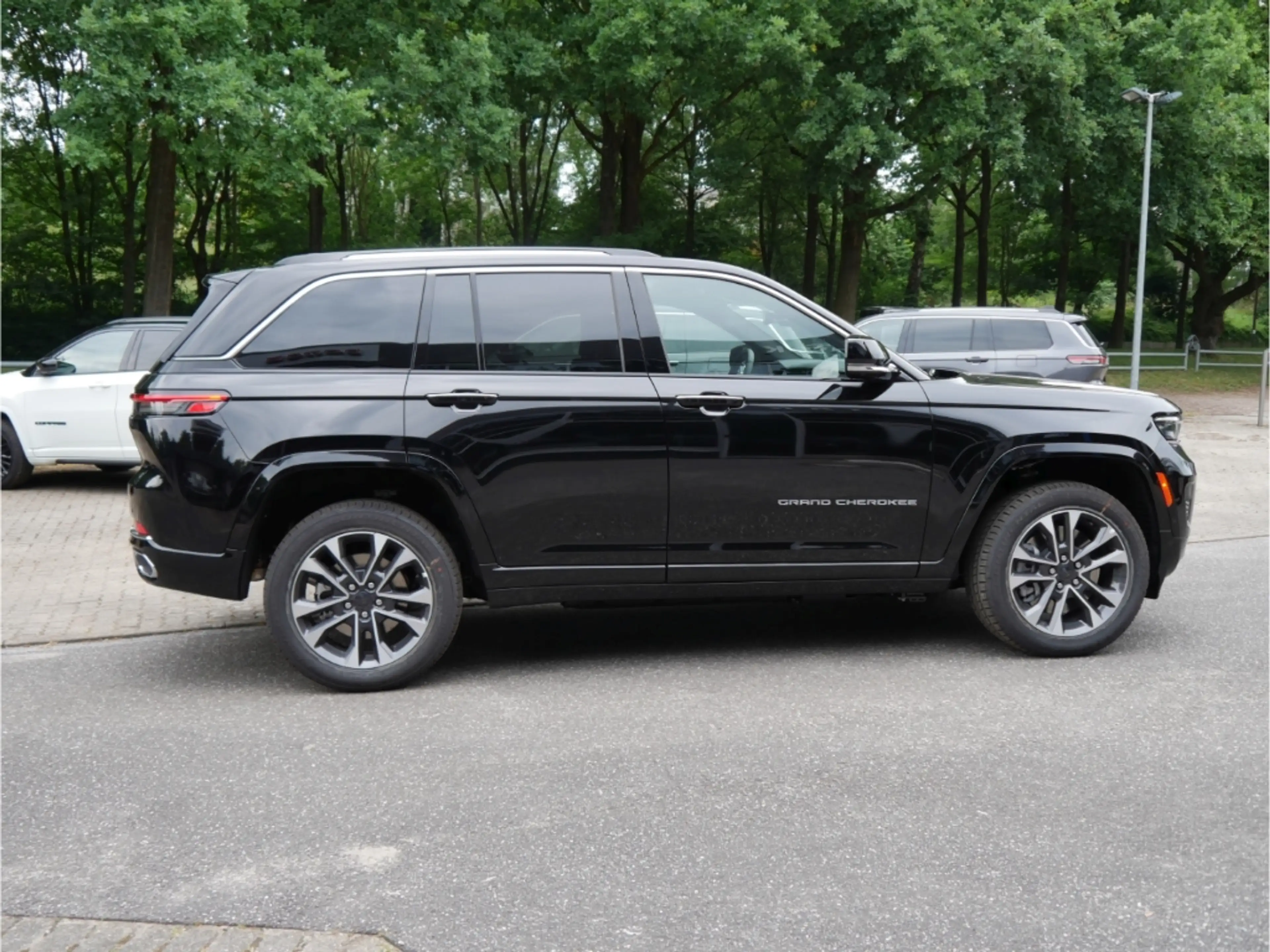Jeep Grand Cherokee 4xe Overland — photo 8