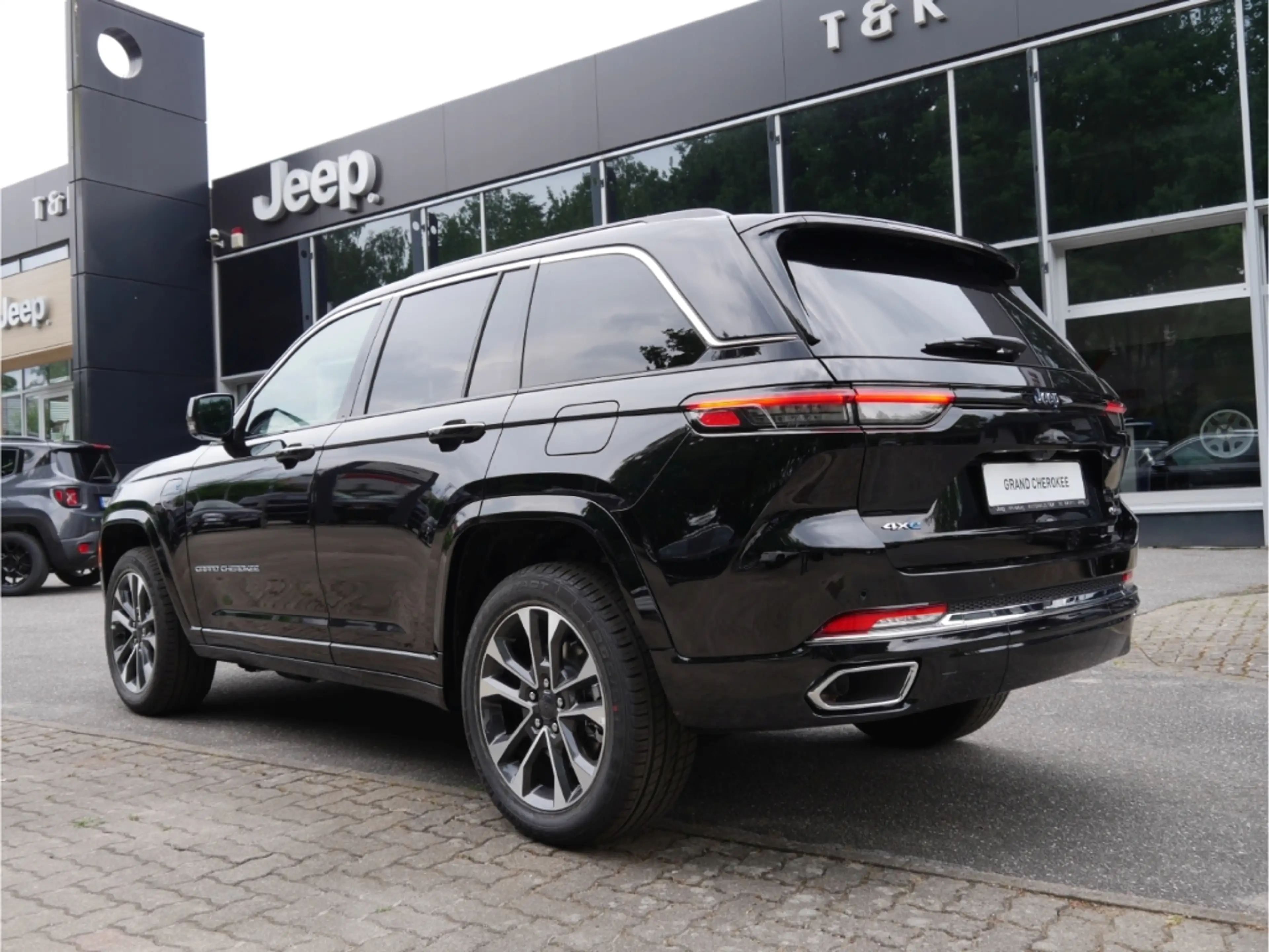 Jeep Grand Cherokee 4xe Overland — photo 3
