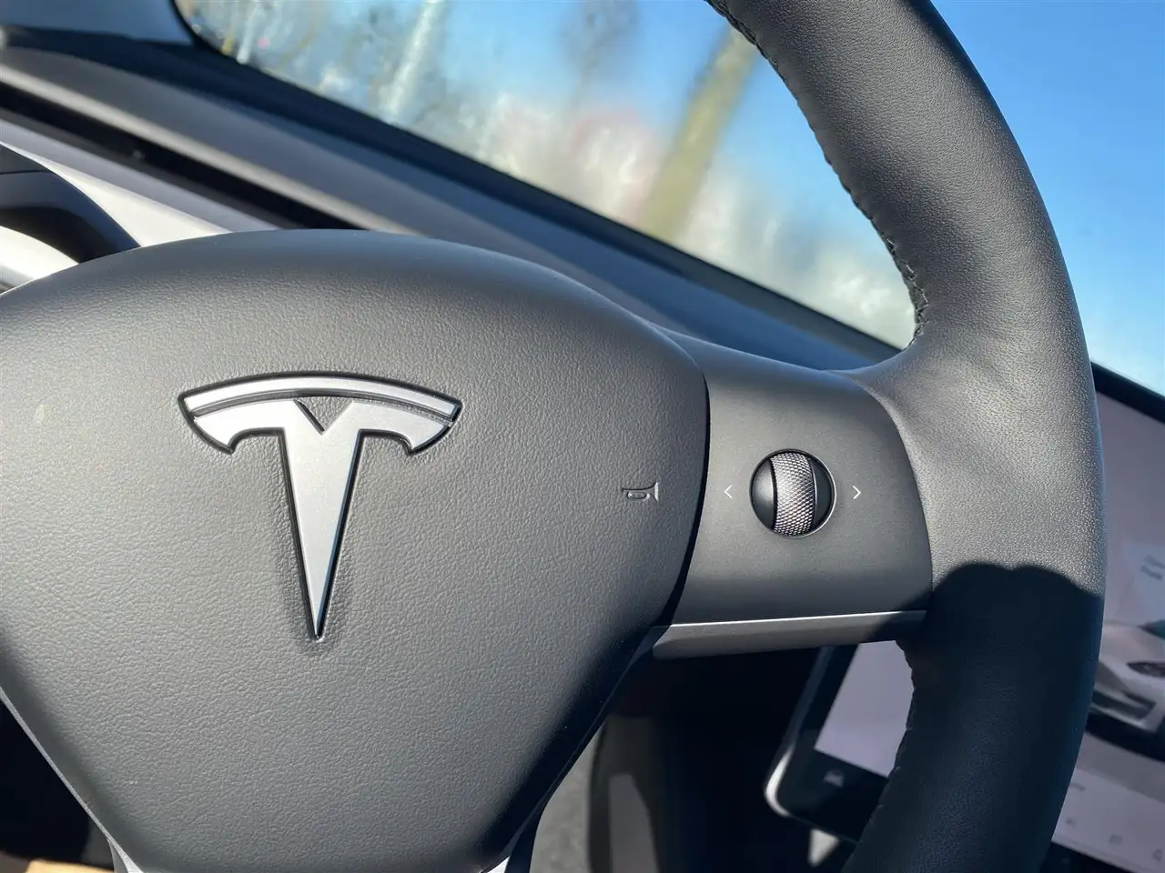 Tesla Model 3 снимка Tesla Model 3