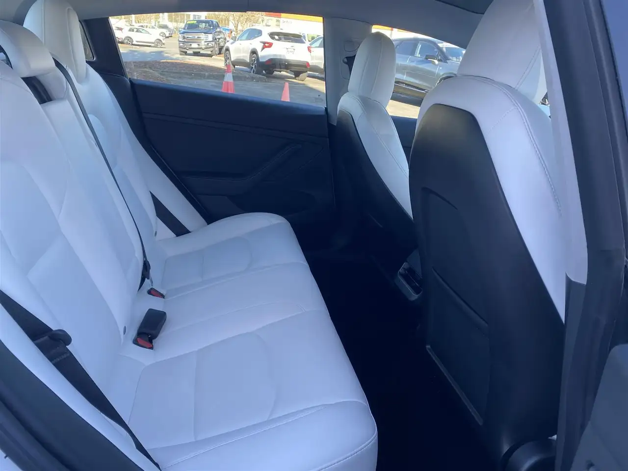 Tesla Model 3 снимка Tesla Model 3