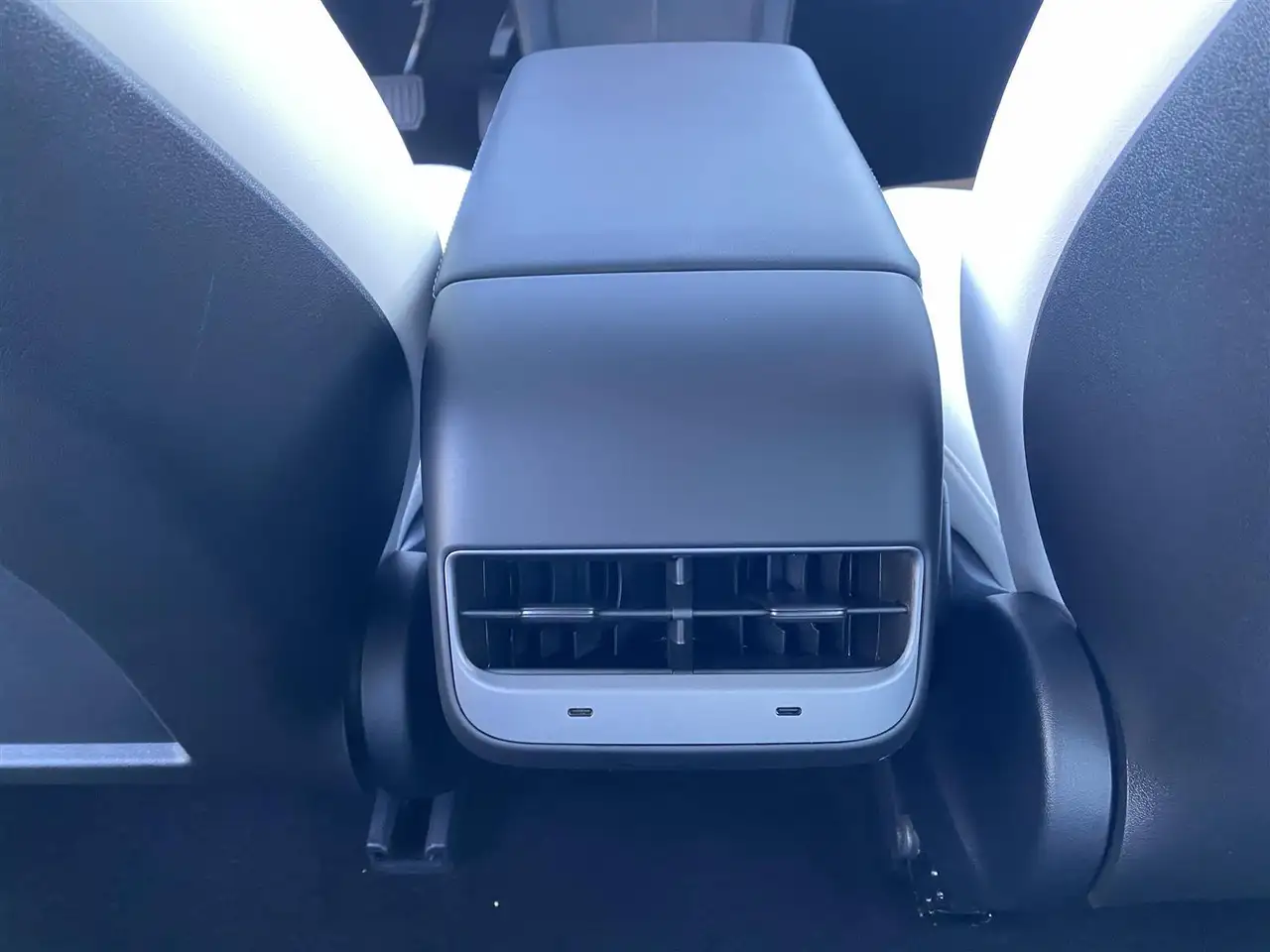 Tesla Model 3 снимка Tesla Model 3