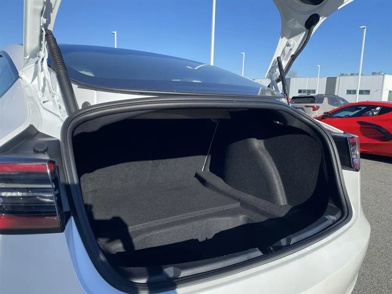Tesla Model 3 снимка Tesla Model 3