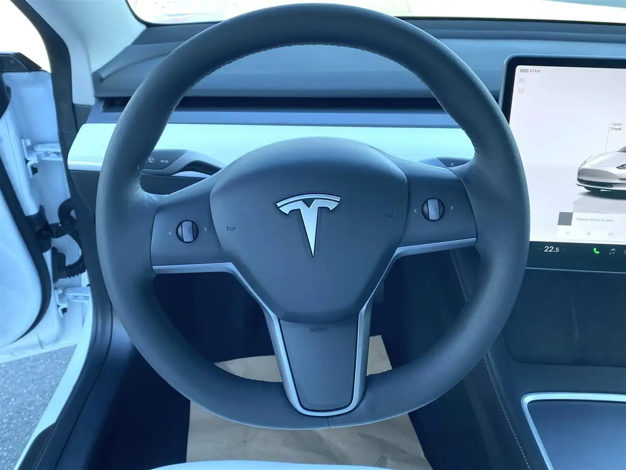 Tesla Model 3 снимка Tesla Model 3