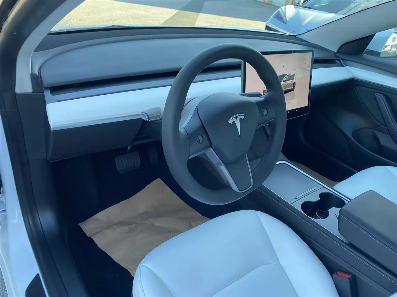 Tesla Model 3 снимка Tesla Model 3