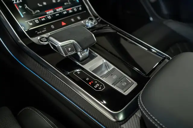 Audi Q8 view 25