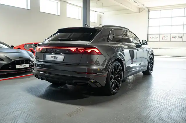 Audi Q8 view 8