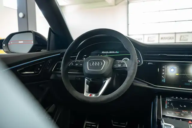 Audi Q8 view 27