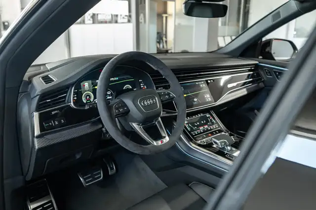 Audi Q8 view 16