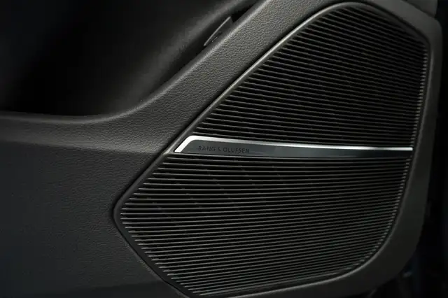 Audi Q8 view 15