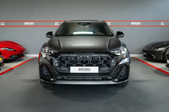 Audi Q8 view 5