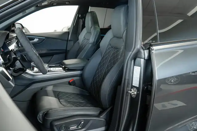 Audi Q8 view 17