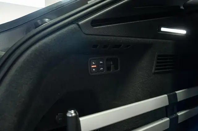 Audi Q8 view 11