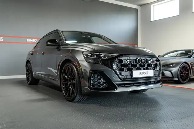 Audi Q8 view 7