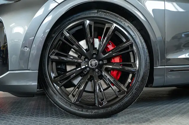 Audi Q8 view 3