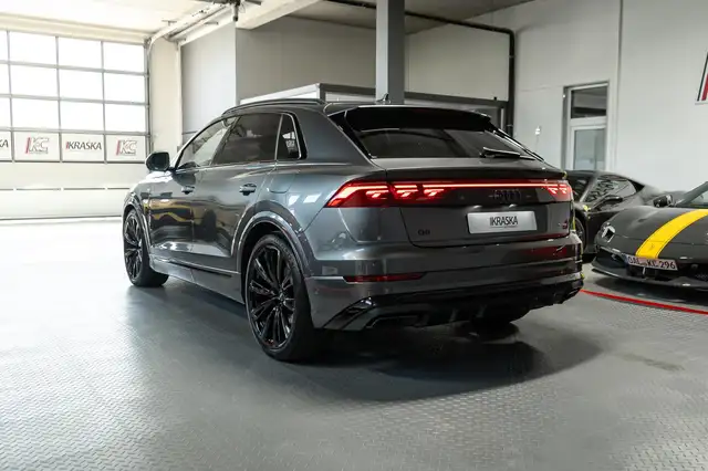 Audi Q8 view 13