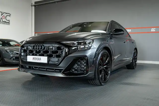 Audi Q8 view 28