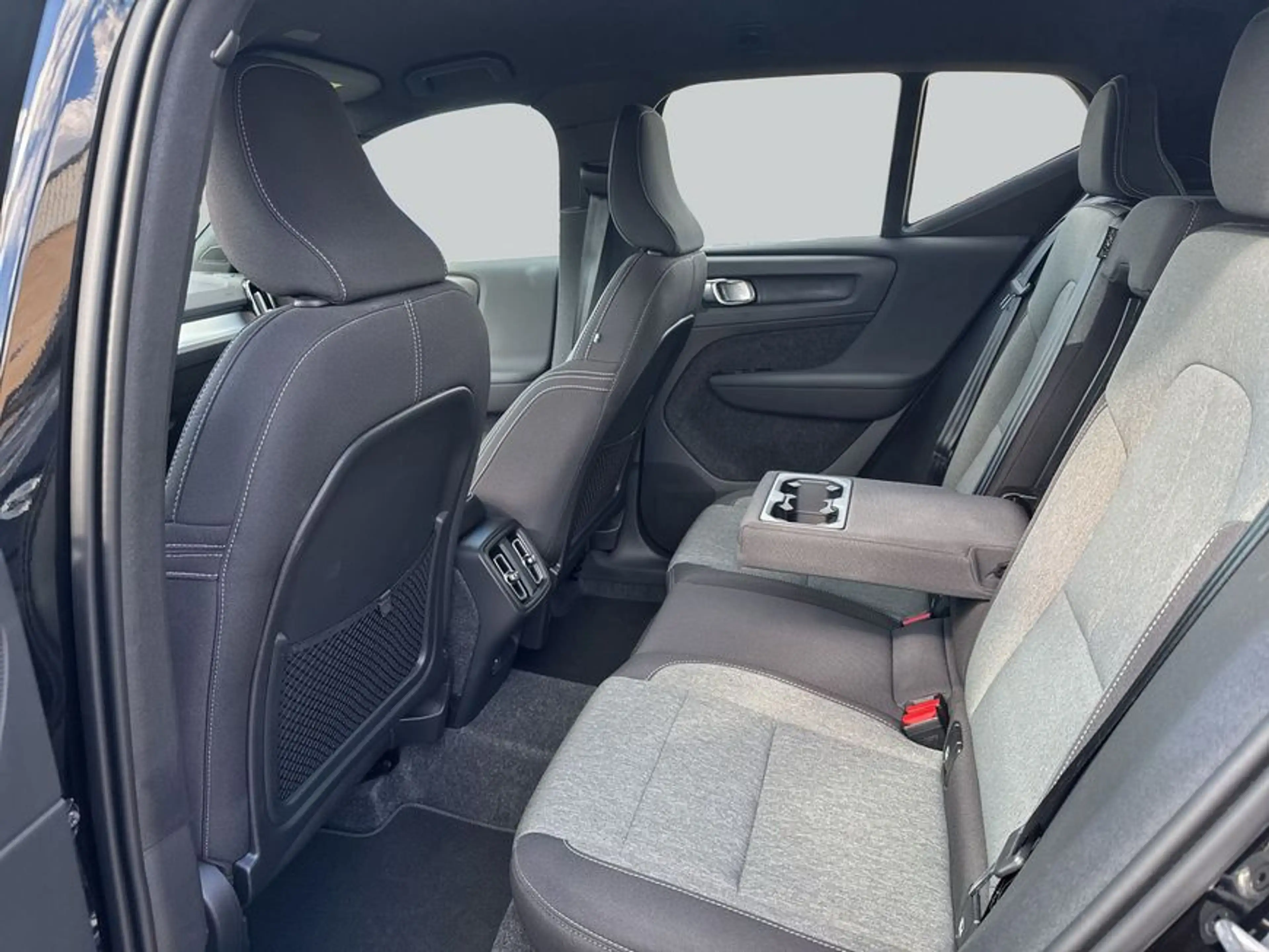 Volvo XC40 XC40 B3 B DKG Plus Black Edition — photo 11