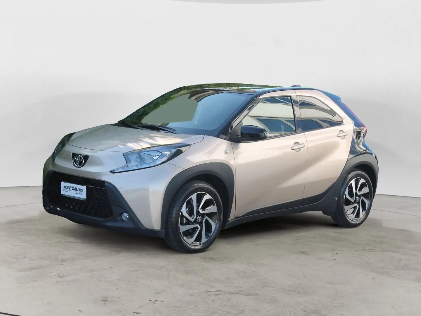 Toyota Aygo X 1.0 VVT-i 72 CV 5 porte Trend Oro - 1