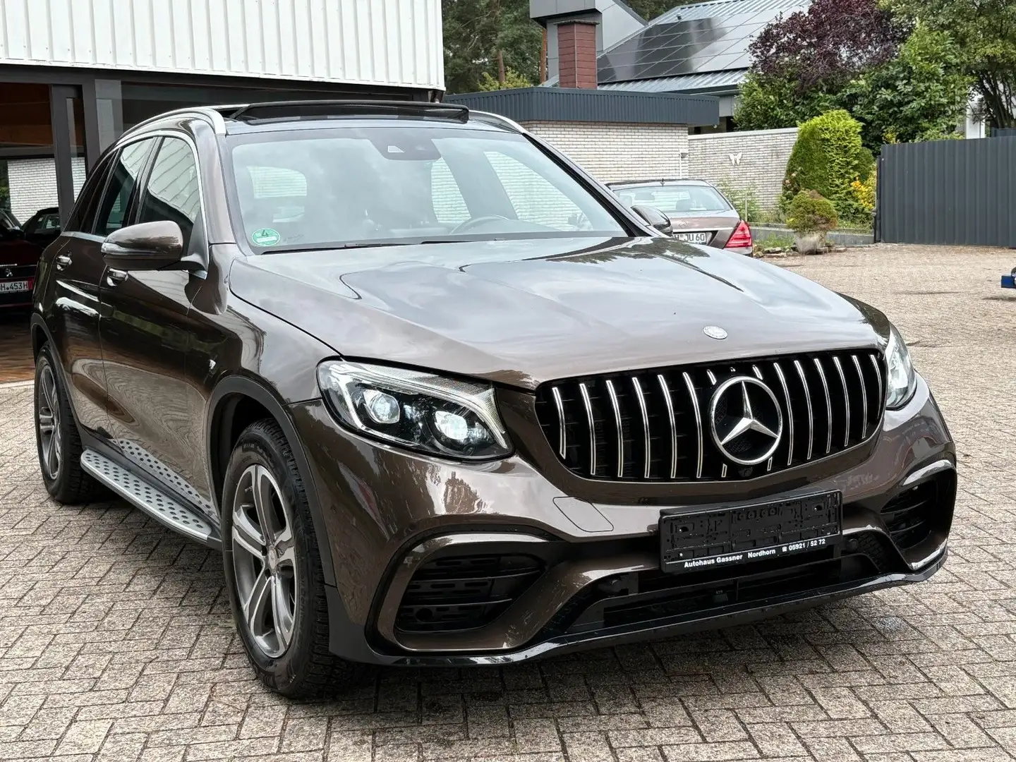 Mercedes-Benz GLC 250 d 4Matic AMG-LOOK *PANORAMA*TEILLEDER*AHK Braun - 2
