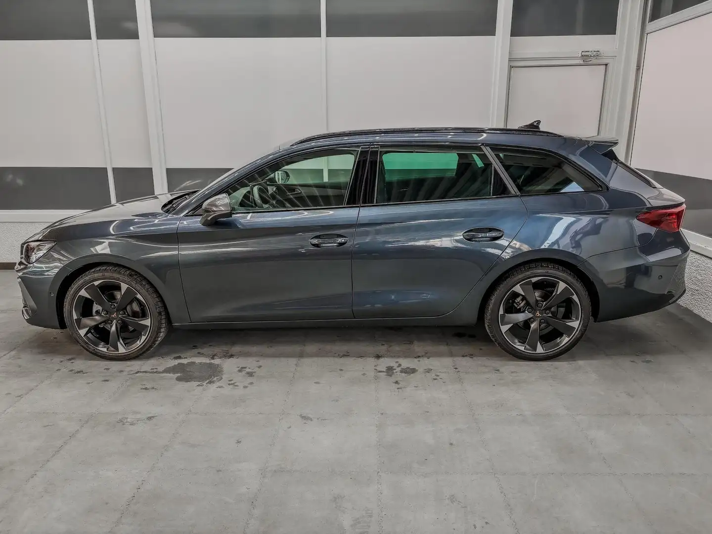 CUPRA Leon Sportstourer 1.5 eTSI DSG AHK INTELLIGENT DRIVE... Grau - 2