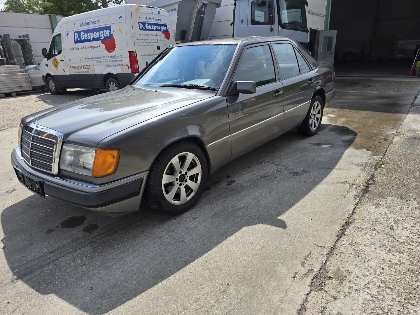 Mercedes-Benz 230 E - 1