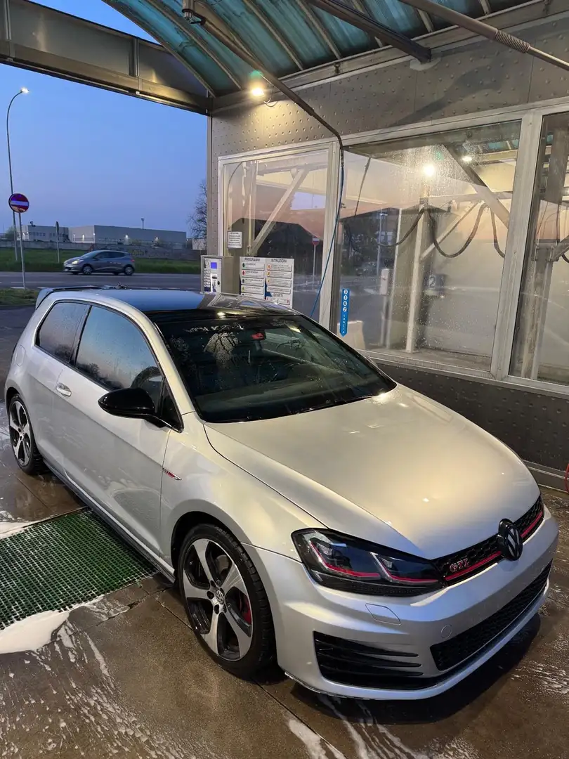 Volkswagen Golf GTI - 1