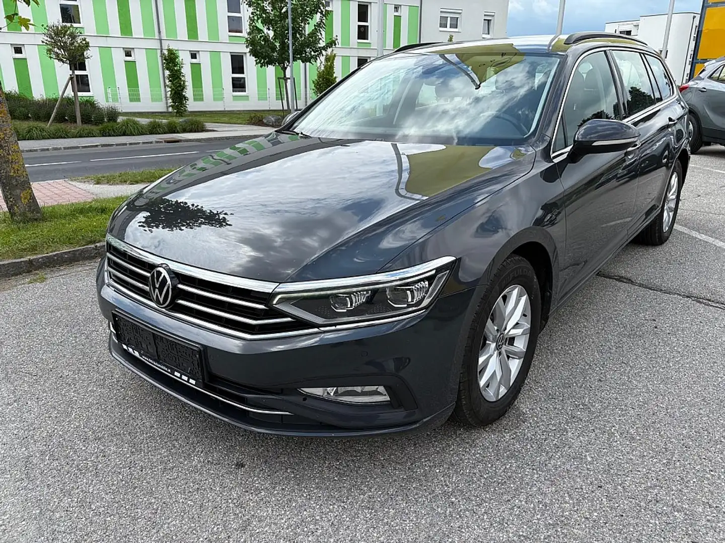 Volkswagen Passat Variant Business 2,0 SCR TDI Voll-Led/Navi/Sporsitze/AC... Grijs - 1