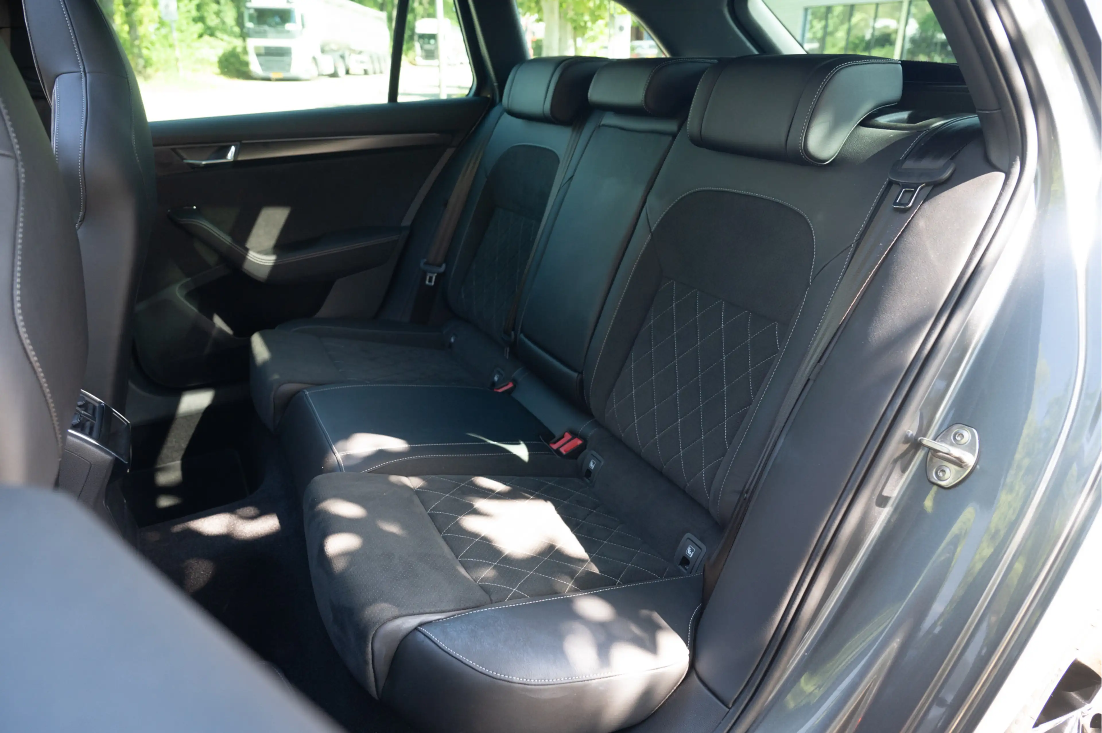 Skoda Superb Combi 1.4 TSI iV Sportline Business | Pano | Trekh — photo 27