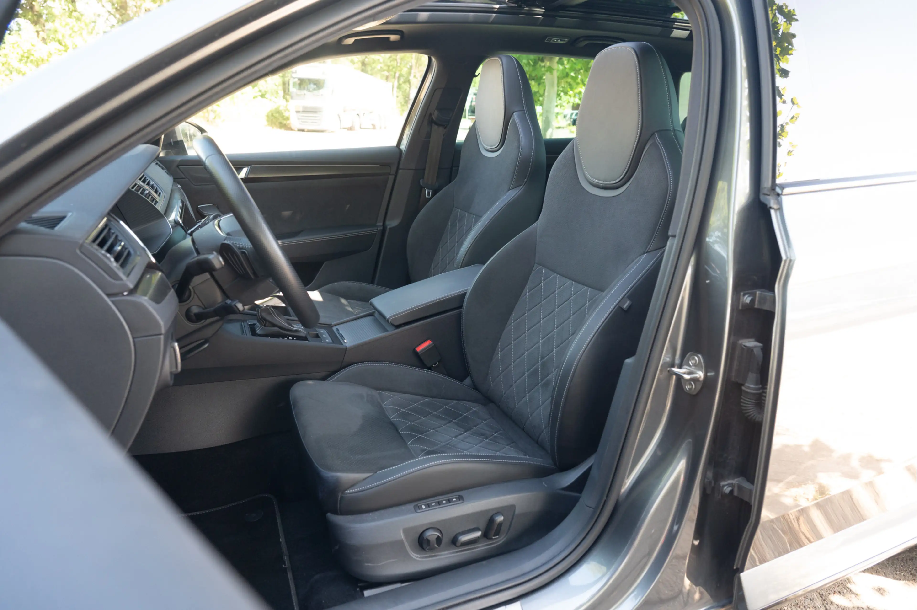 Skoda Superb Combi 1.4 TSI iV Sportline Business | Pano | Trekh — photo 14