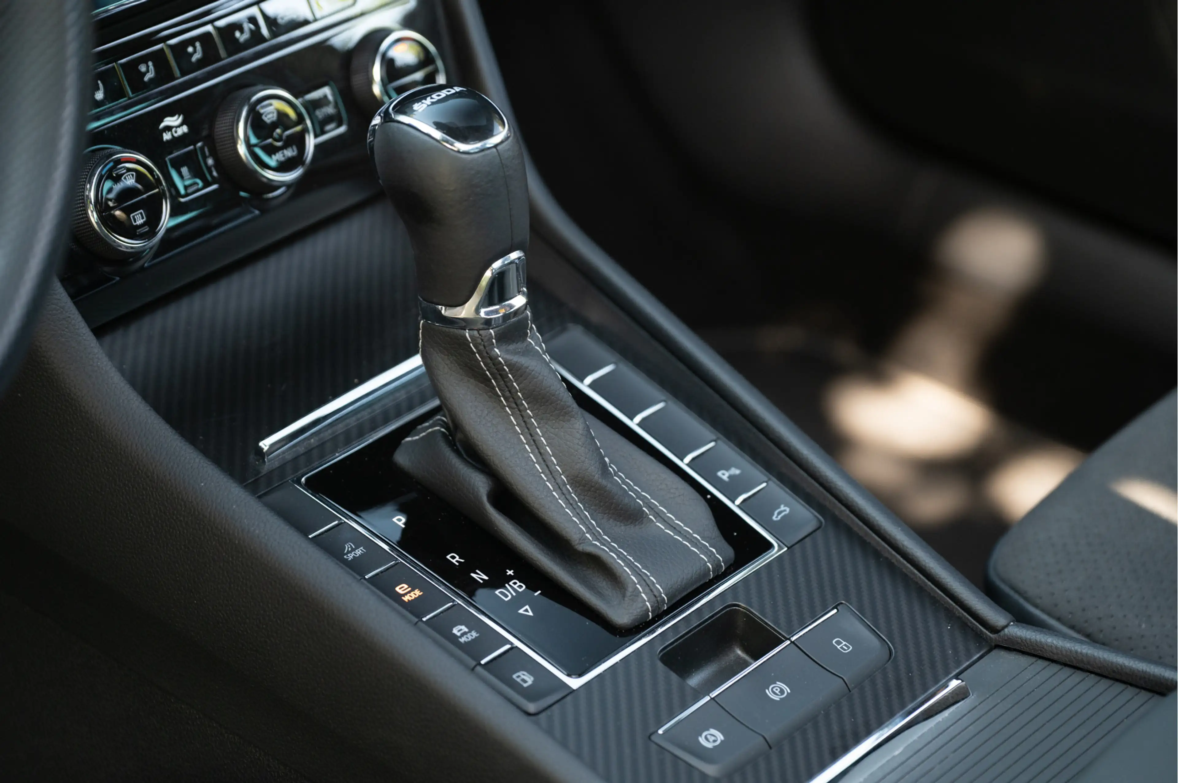 Skoda Superb Combi 1.4 TSI iV Sportline Business | Pano | Trekh — photo 24
