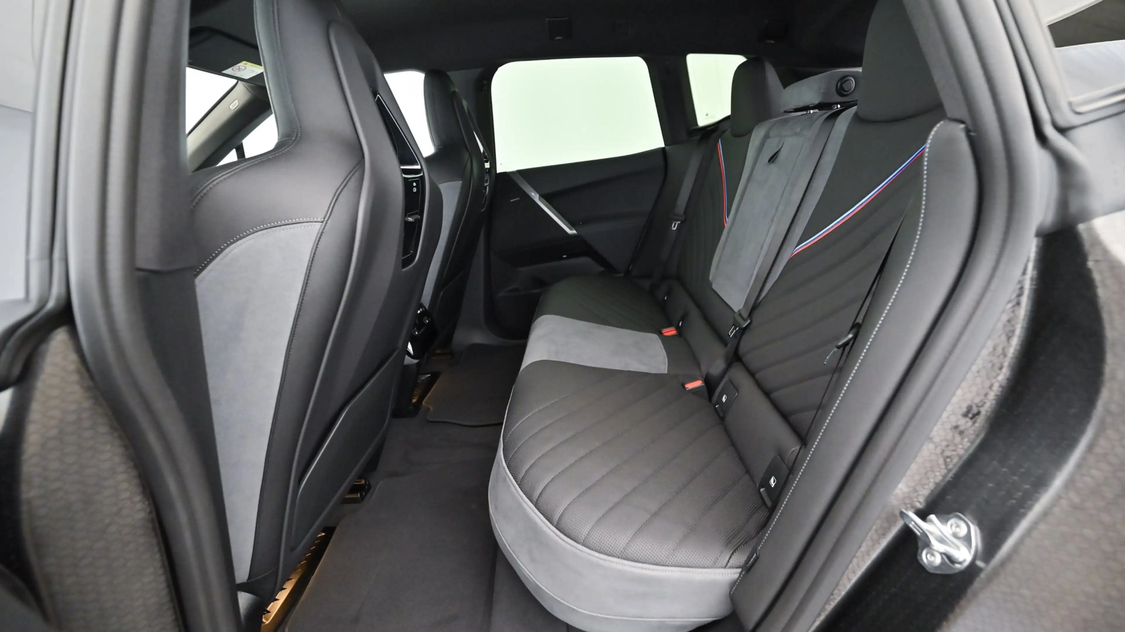 BMW iX xDrive45 *M-Paket Pro/AHK/Soft Close/Sitzlüftung/H&K Sound/Innovationspaket/DA-Prof./Adapt. LED* — photo 13