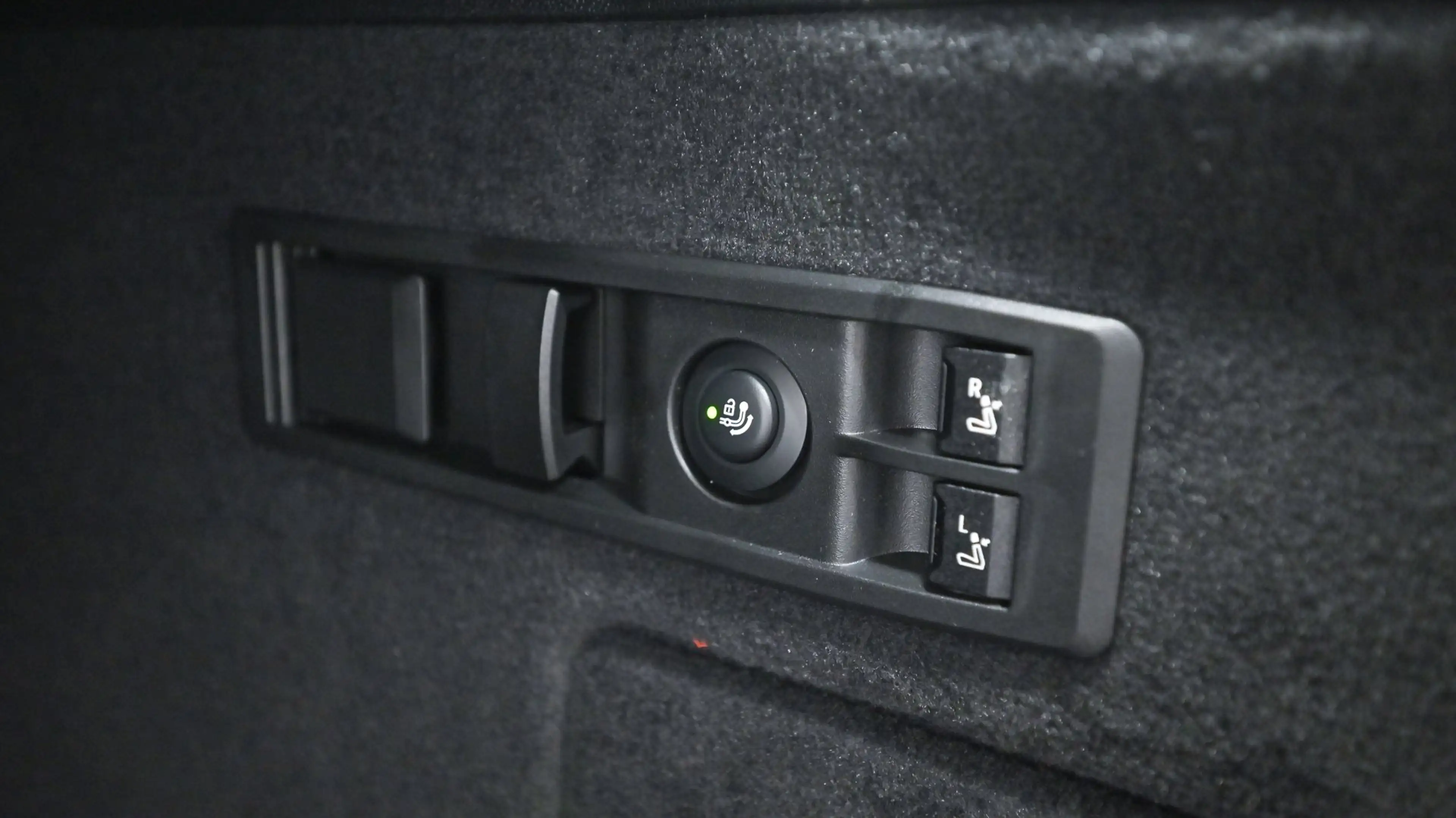 BMW iX xDrive45 *M-Paket Pro/AHK/Soft Close/Sitzlüftung/H&K Sound/Innovationspaket/DA-Prof./Adapt. LED* — photo 12