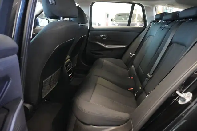BMW 3 Series view 9