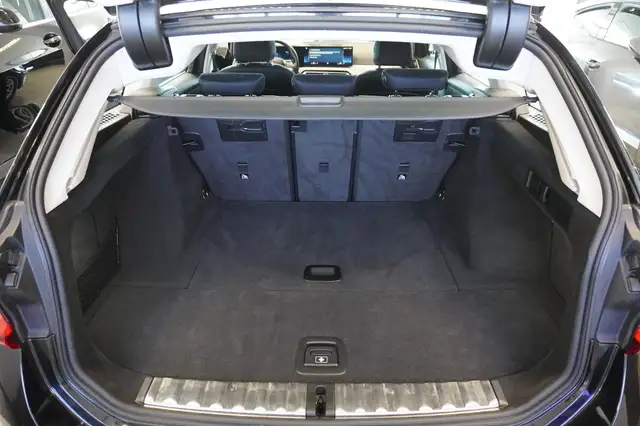 BMW 3 Series view 10