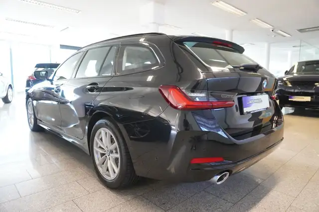 BMW 3 Series view 4